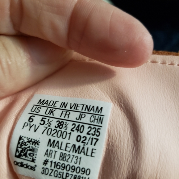 👟 Like New Peach W/Black Adidas Boost uni-sex sneakers 👟 - Picture 7 of 8